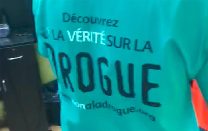 Toute l’équipe d’un barbershop dans le quartier des Charmilles à Genève soutient la campagne “Dites Non à la Drogue”