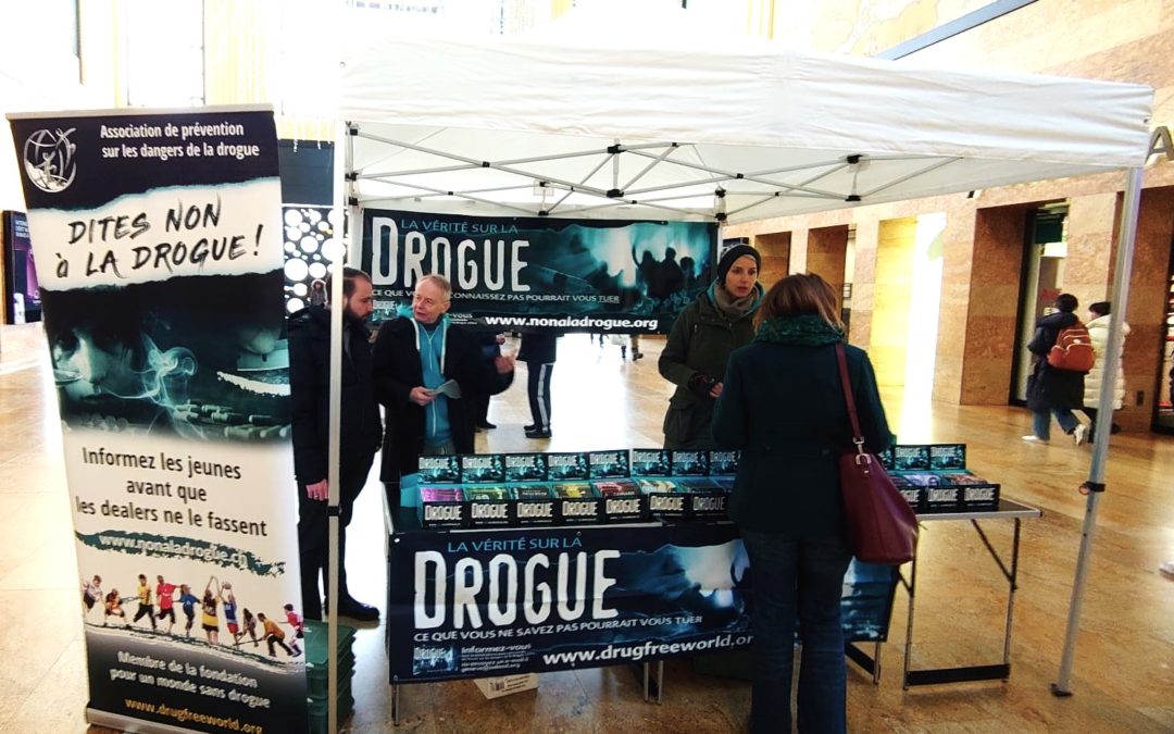 Stand d'information et de prévention contre le crack, gare Cornavin